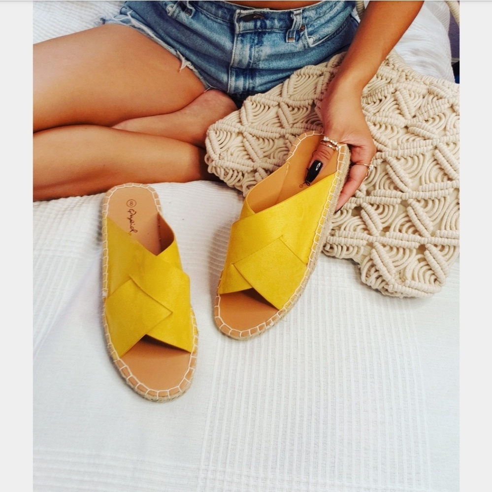 🚨//The Elsinore// Yellow vegan suede Sandals - Picture 4 of 8